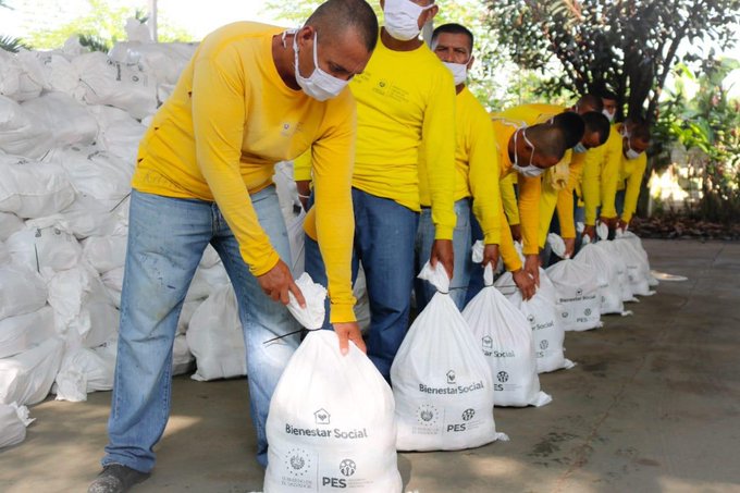 privados-de-libertad-distribuyen-hoy-los-paquetes-alimenticios-que-el-gobierno-proporciona